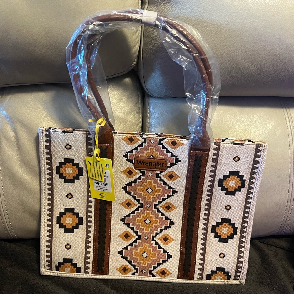 Wrangler Women's Tote with Geometric Design - Tan and Cream 

** NEW WITH TAGS**